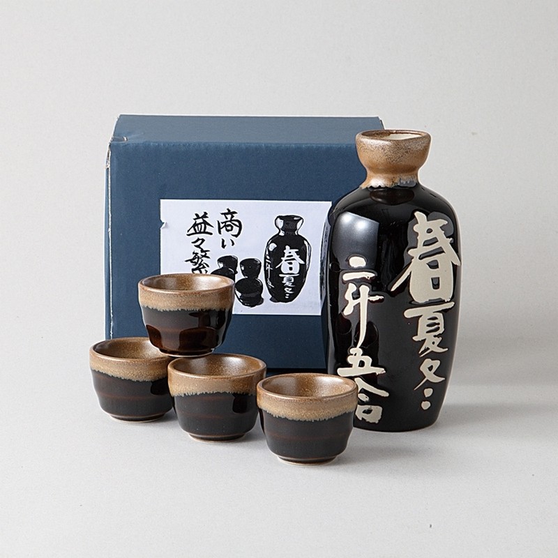 Autentico set saké contenente bottiglia con kanji e 4 bicchierini, fatto in Giappone